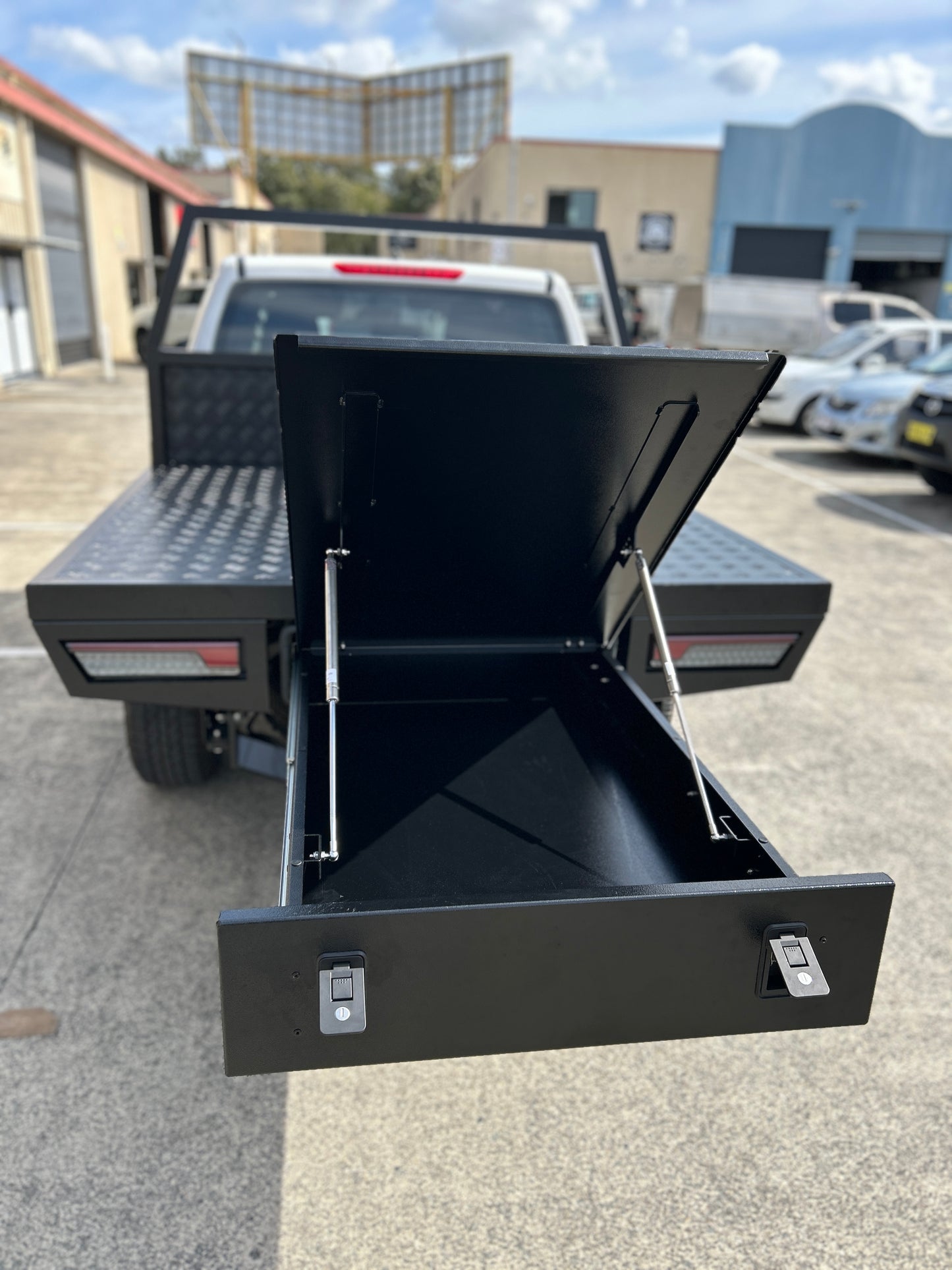 1680mm Black Ute Tray With Trundle Black