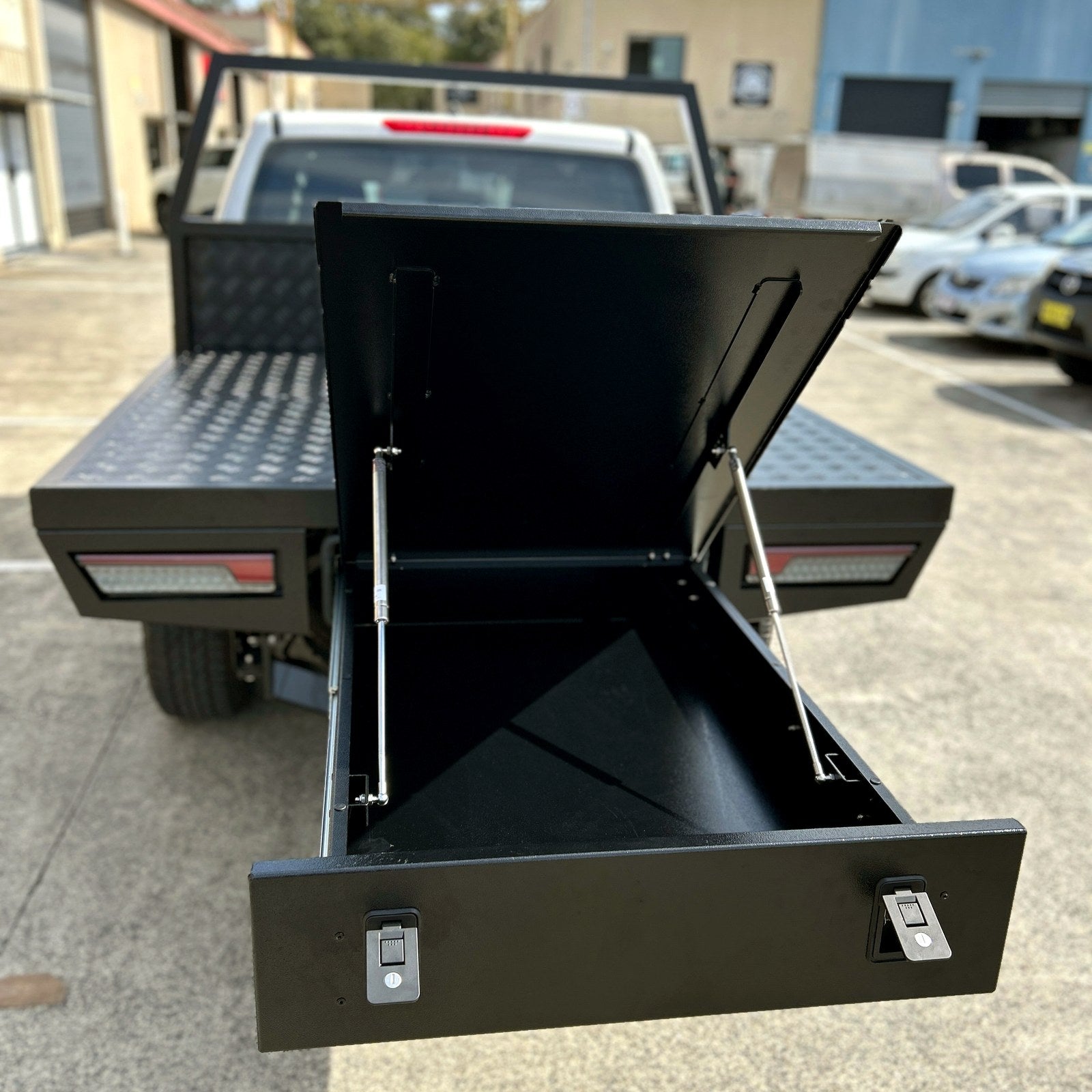 1880mm Black Ute Tray With Trundle