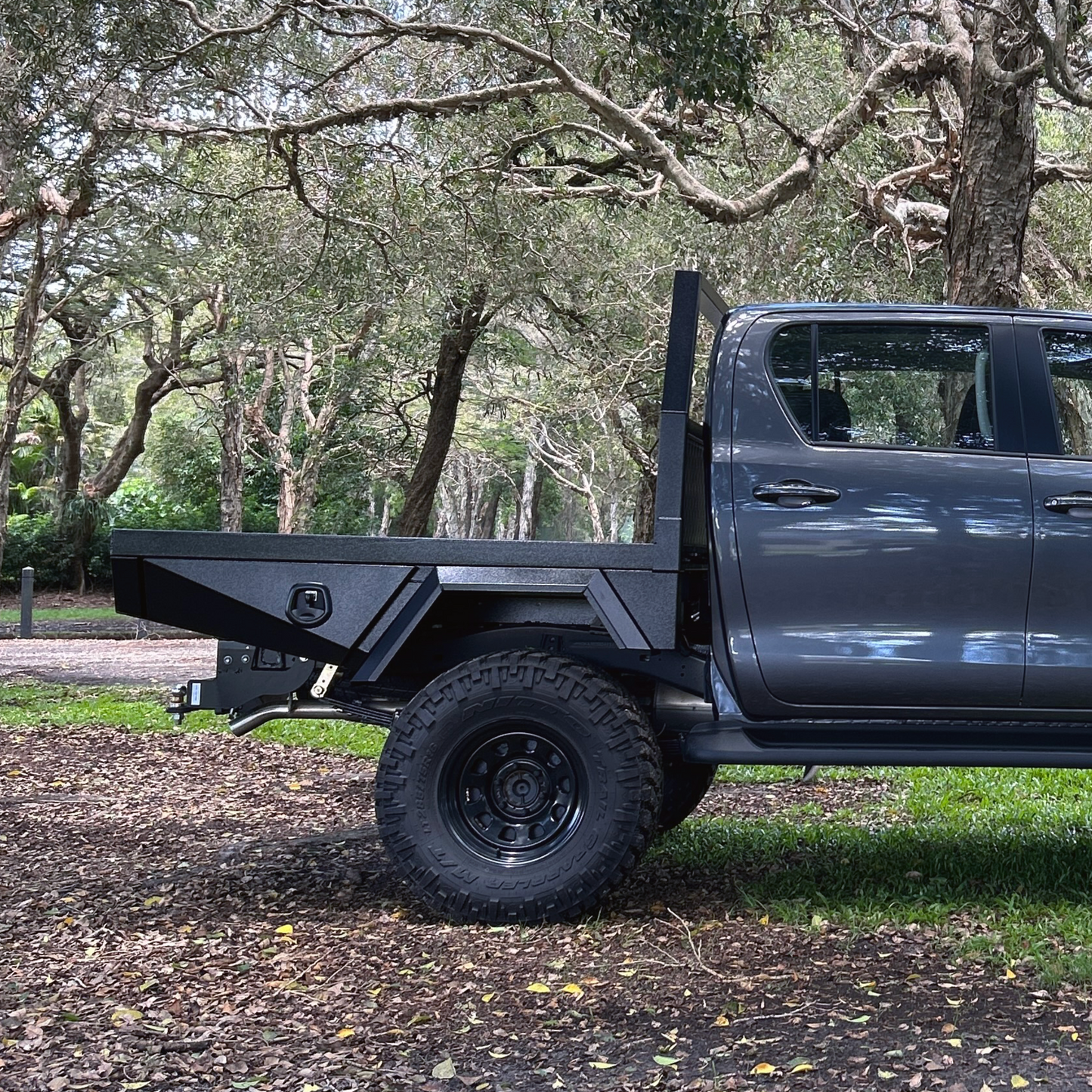 1600 mm Black Ute Tray with Headboard