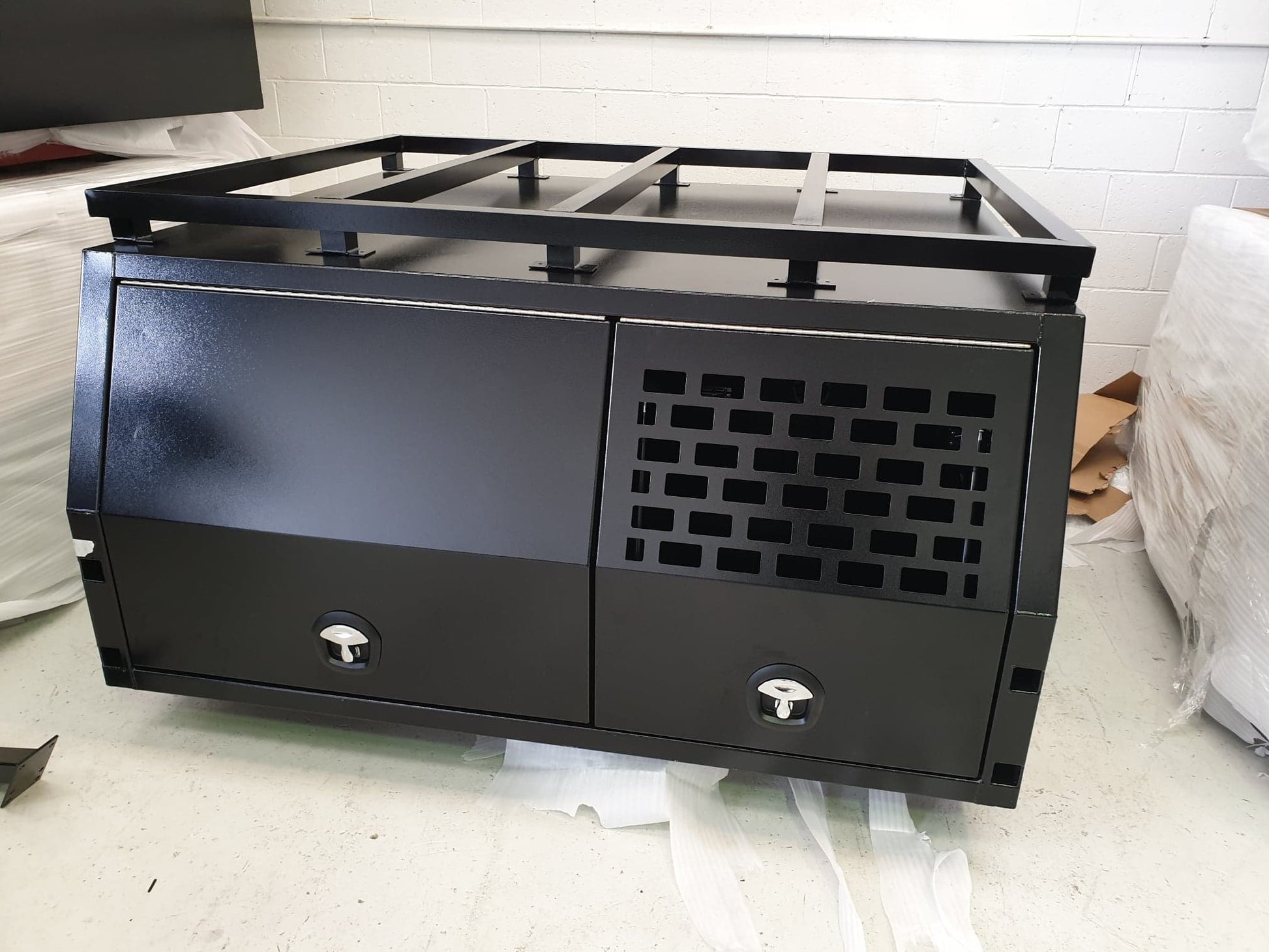 1600L - Flat platform rack - Black - Explorer Canopies